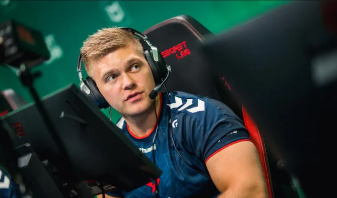 Srebrny medalista turnieju otrzymuje MVP. Zdjęcie 1