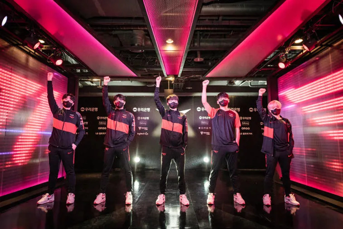 T1 saavutti odotetusti LCK:n kesän 2022 pudotuspeleihin. Kuva 1