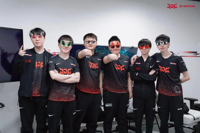 Rematch between Top Esports and JD Gaming in the grand final. Photo 2