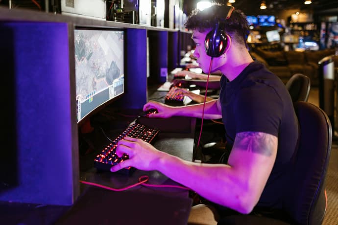 The role of e-sports organisations and their impact on the industry The role of e-sports organisations and their impact on the industry