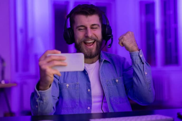 From Esports to Poker Apps: How Mobile Play Is Redefining Competition