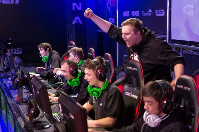 Kuinka analysoida eSports-otteluita? Tekniikoita ja vinkkejä voittamiseen pelivedonlyönnissä